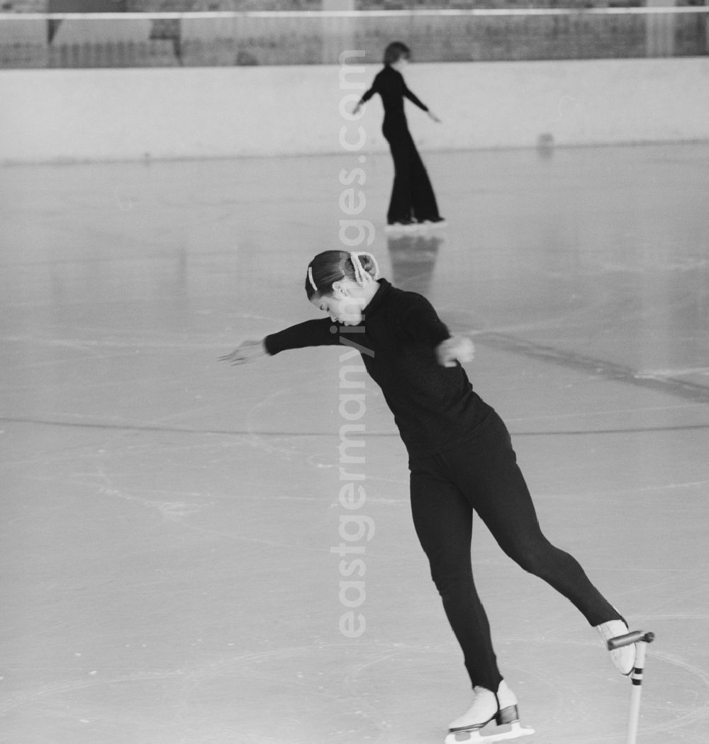 GDR image archive: Berlin - Hohenschönhausen - DDR - figure skater Christine Errath (also known as Christine Trettin-Errath today Stüber-Errath) during training at Dynamo Sports Forum in Berlin with her coach Inge Wischnewski (1930 - 201