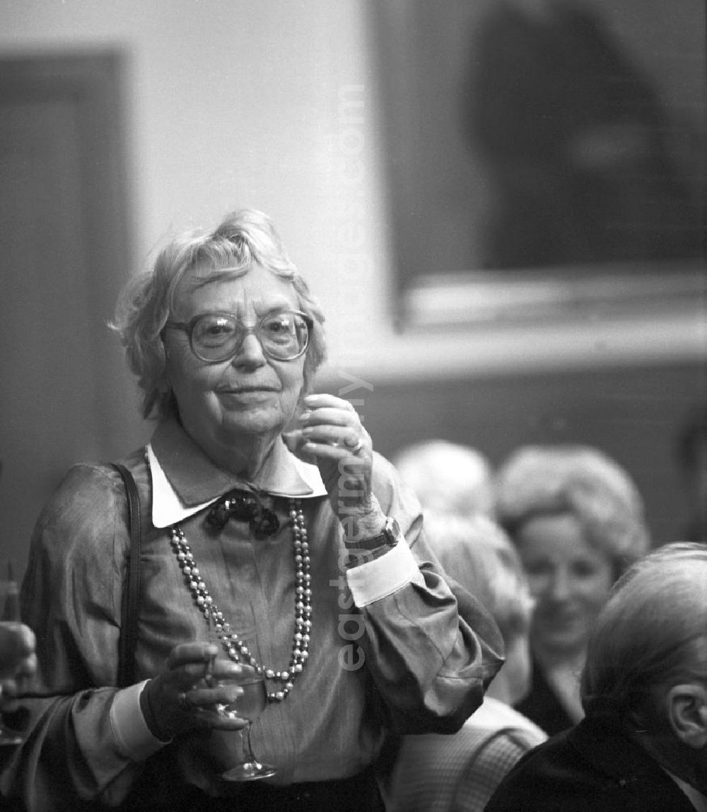 Berlin: Die Schriftstellerin Elfriede Brüning (Pseudonym: Elke Klent) auf einer Ausstellung der Staatsbibliothek zu Berlin in Berlin.
