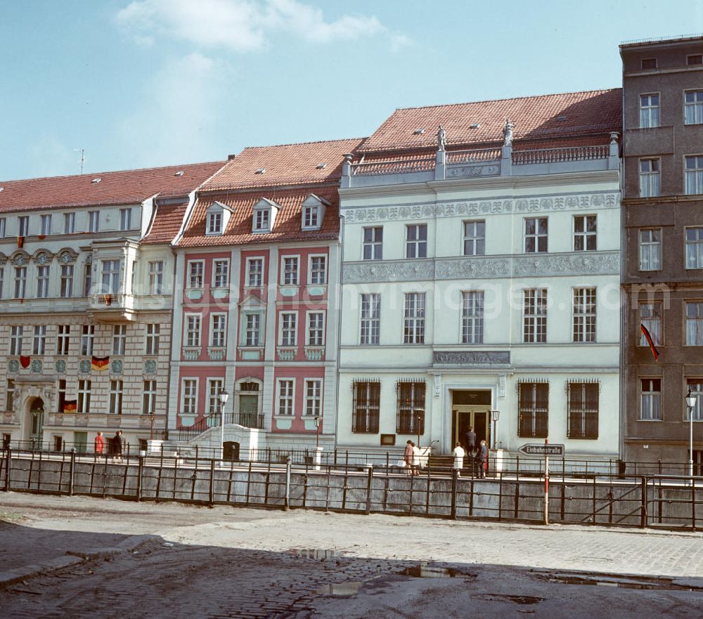 Berlin: Blick auf das Ermelerhaus (weiße Fassade) am Märkischen Ufer 10 in Berlin. Ende der 6