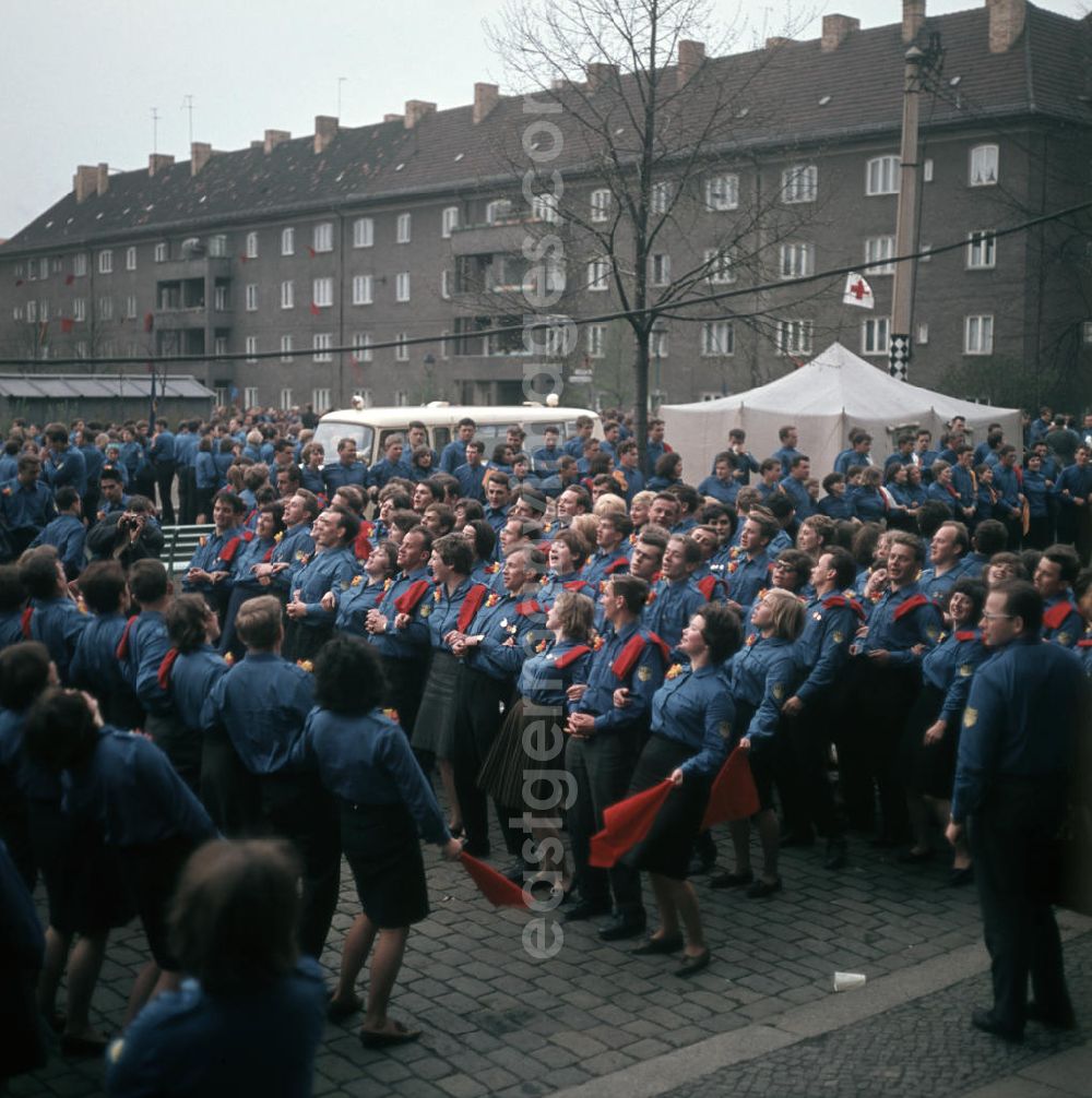 Berlin: Auf einer Jugenddemonstration singen und tanzen FDJler in Uniform zur Musik eines Akkordeons in Berlin.