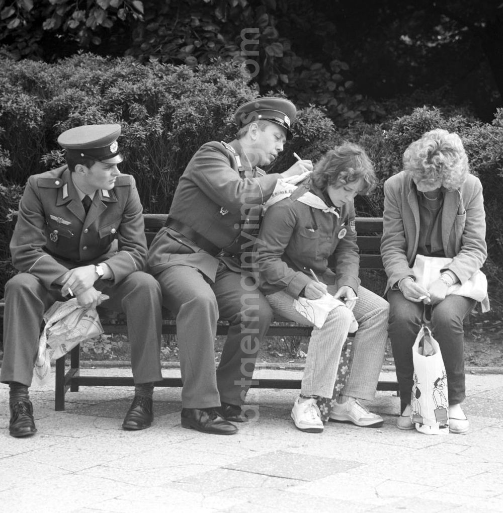 Berlin: Angehörige der Nationalen Volksarmee (NVA) und FDJlerinnen unterschreiben gegenseitig ihre Halstücher beim Pfingsttreffen. Bei den alle fünf Jahre stattfindenden Pfingsttreffen kamen Zehntausende delegierte Mitglieder der FDJ aus der ganzen DDR zusammen.
