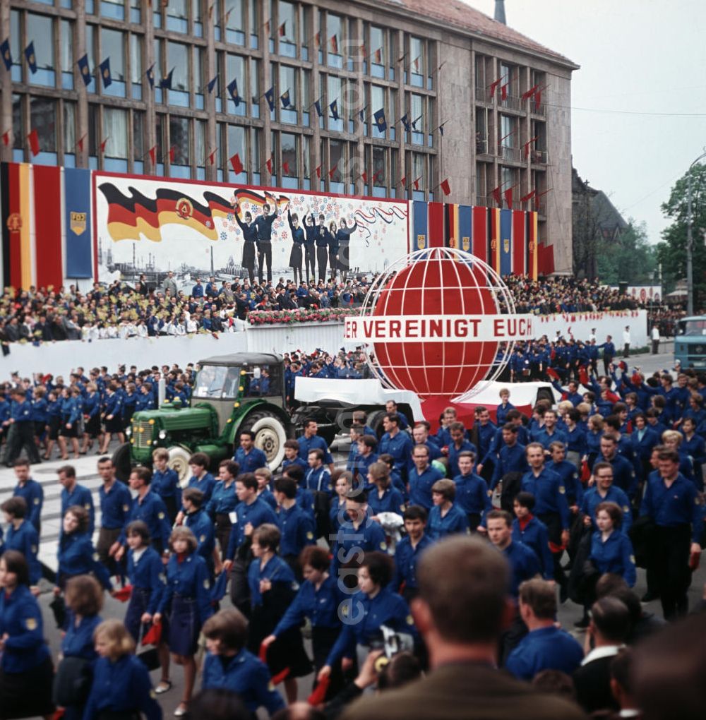 GDR picture archive: Chemnitz - Eine Demonstration der FDJ marschiert während des FDJ-Pfingsttreffens in Karl-Marx-Stadt, heute Chemnitz, auf der Straße der Nationen. Bei den alle fünf Jahre stattfindenden Pfingsttreffen kamen Zehntausende delegierte Mitglieder der FDJ aus der ganzen DDR zusammen.