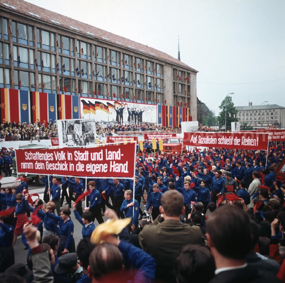 GDR photo archive: Chemnitz - Eine Demonstration der FDJ marschiert während des FDJ-Pfingsttreffens in Karl-Marx-Stadt, heute Chemnitz, auf der Straße der Nationen. Auf den Transparenten sieht man die Losungen Schaffendes Volk in Stadt und Land - nimm dein Geschick in die eigene Hand. und Auf Sozialisten schließt die Reihen!. Bei den alle fünf Jahre stattfindenden Pfingsttreffen kamen Zehntausende delegierte Mitglieder der FDJ aus der ganzen DDR zusammen.