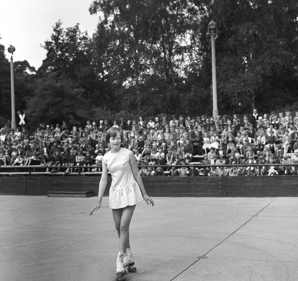GDR image archive: Berlin - Holiday Sports in Pioneer park Ernst Thalmann