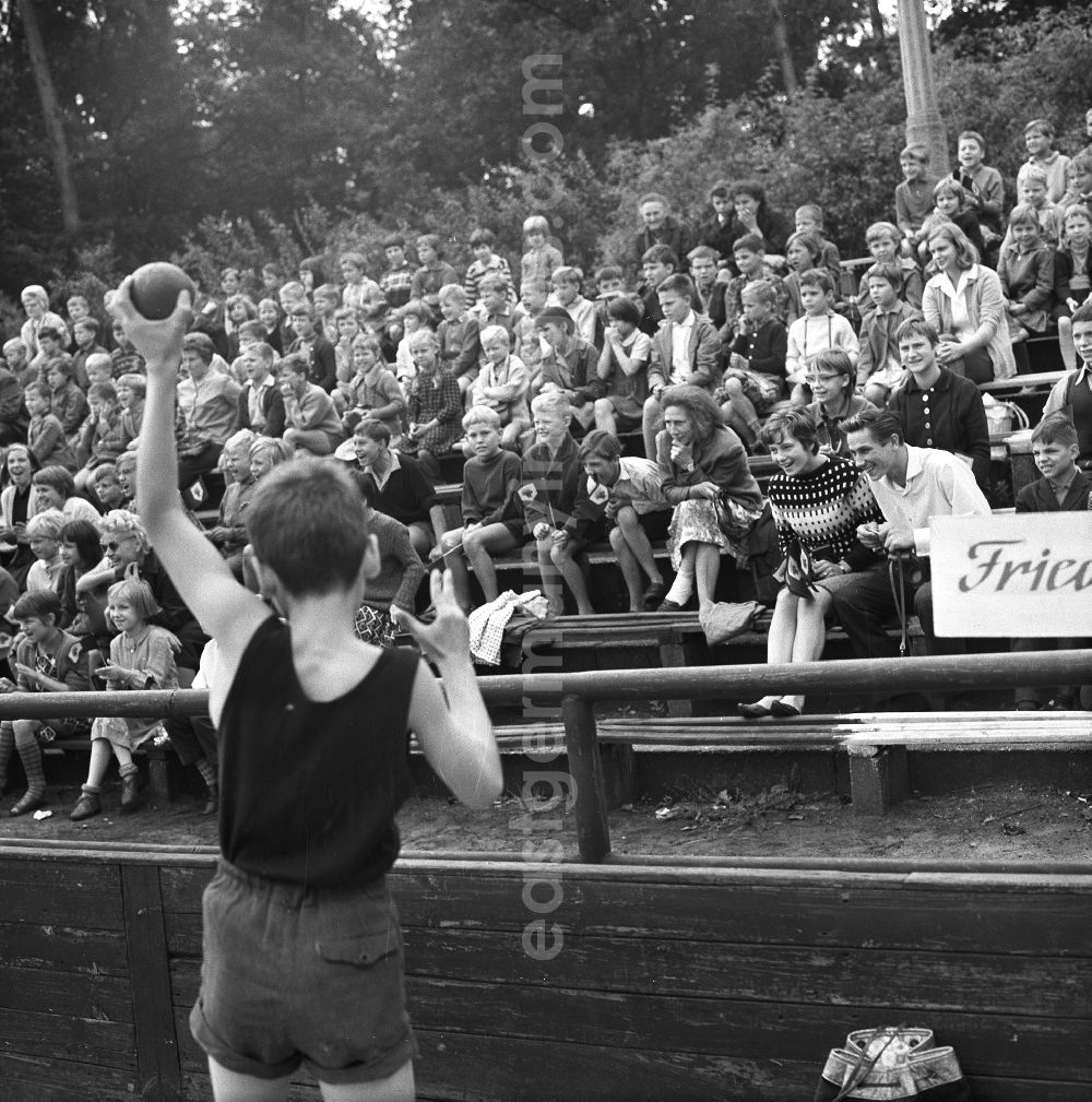 GDR photo archive: Berlin - Holiday Sports in Pioneer park Ernst Thalmann
