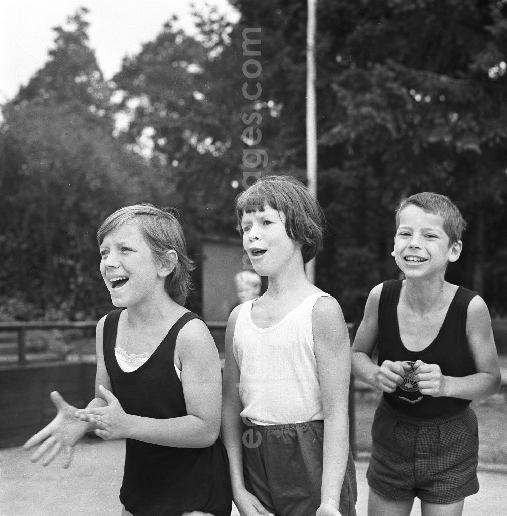 GDR picture archive: Berlin - Holiday Sports in Pioneer park Ernst Thalmann