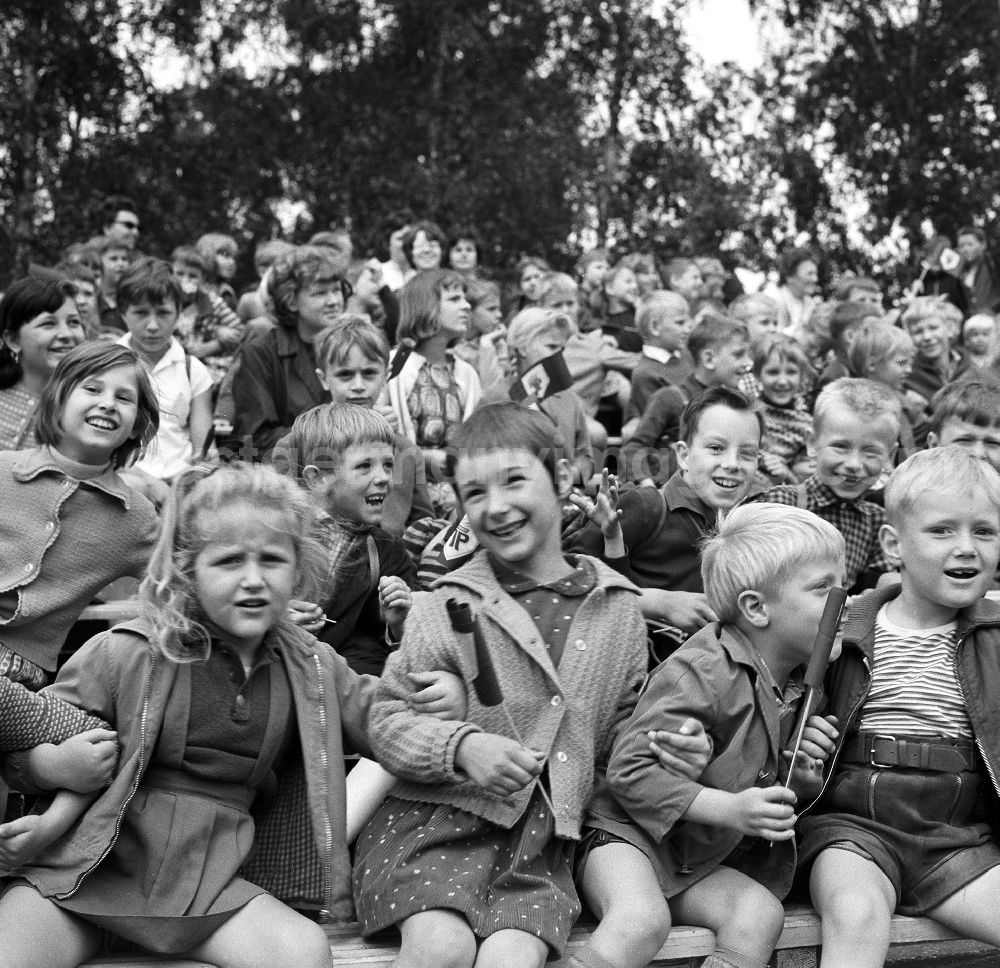 GDR image archive: Berlin - Holiday Sports in Pioneer park Ernst Thalmann