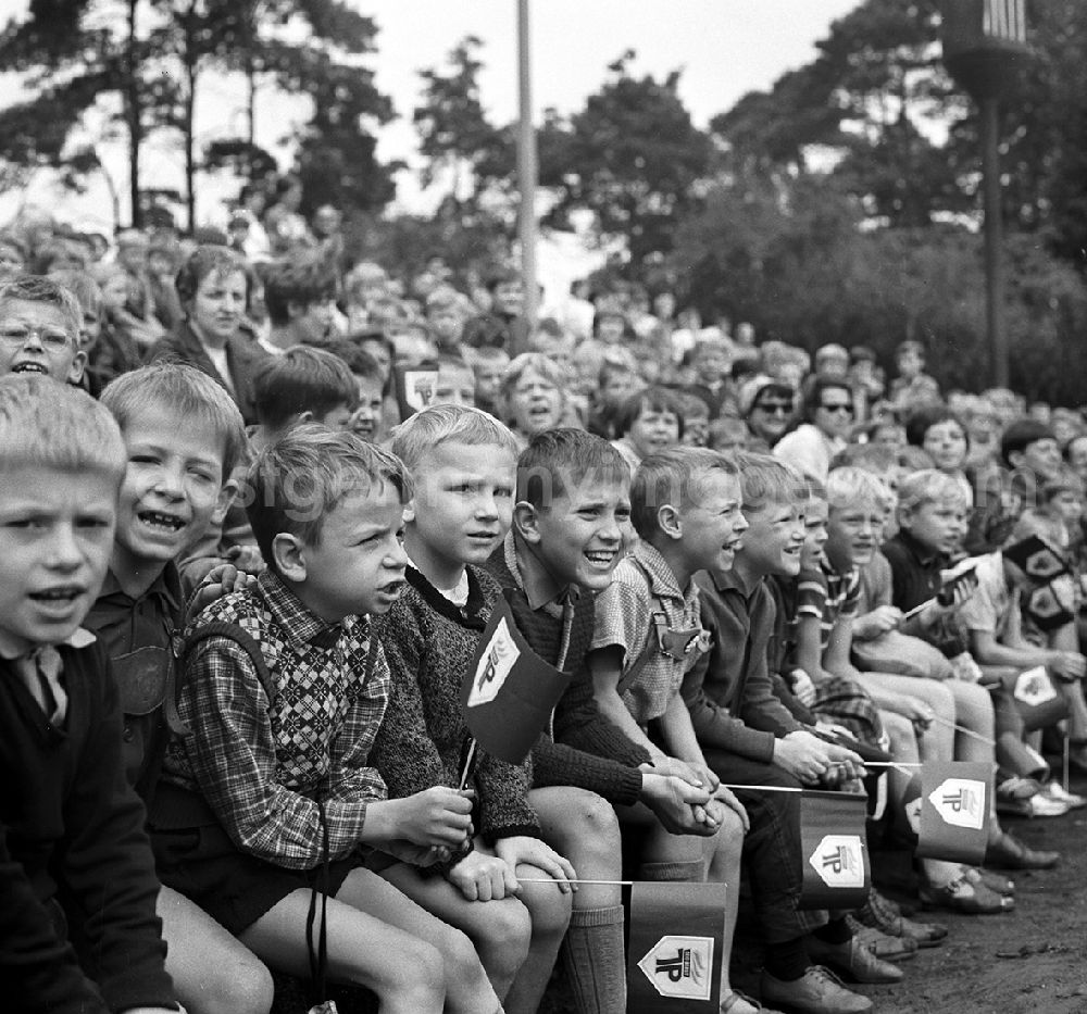 GDR picture archive: Berlin - Holiday Sports in Pioneer park Ernst Thalmann