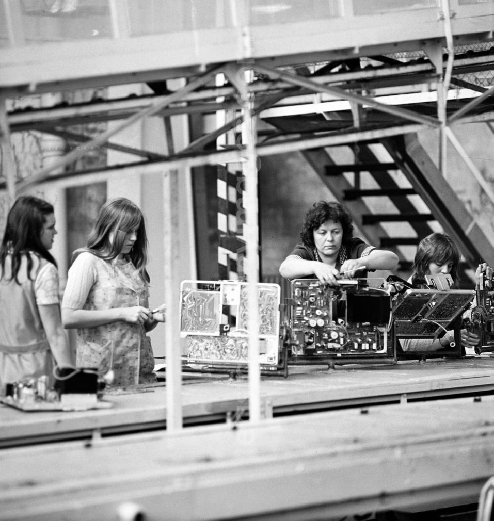 GDR image archive: Staßfurt - Frauen bei der Produktion von Bauteilen für Fernsehgeräte im VEB Fernsehgerätewerk Staßfurt. Das Staßfurter Fernsehgerätewerk war der größte Fernsehproduzent der DDR und Stammwerk des VEB Kombinat Rundfunk- und Fernsehtechnik.