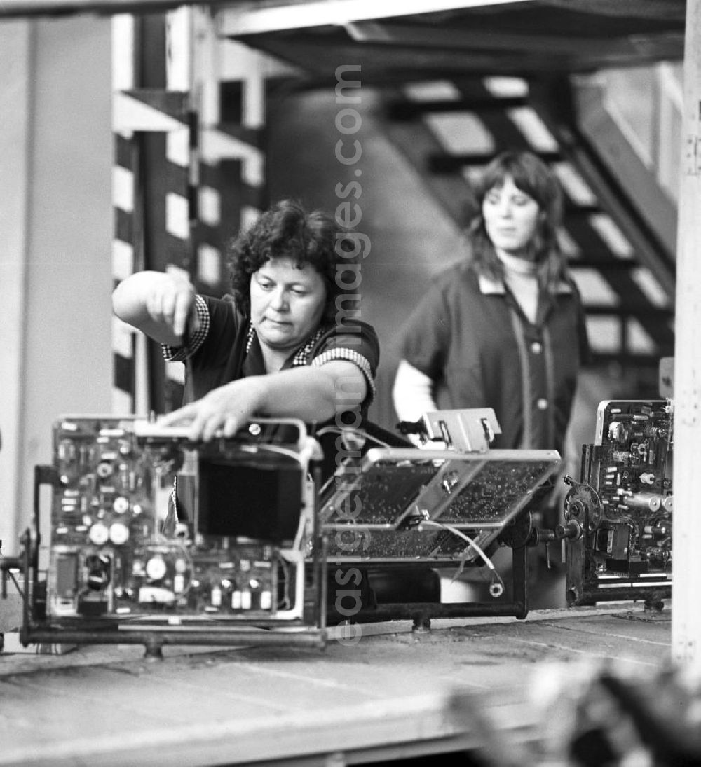 GDR photo archive: Staßfurt - Frauen bei der Produktion von Bauteilen für Fernsehgeräte im VEB Fernsehgerätewerk Staßfurt. Das Staßfurter Fernsehgerätewerk war der größte Fernsehproduzent der DDR und Stammwerk des VEB Kombinat Rundfunk- und Fernsehtechnik.