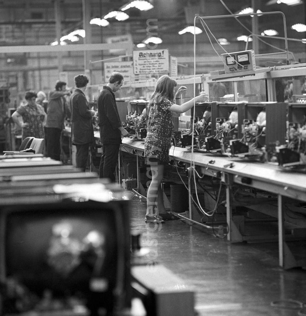 GDR photo archive: Staßfurt - Produktion von Bauteilen für Fernsehgeräte im VEB Fernsehgerätewerk Staßfurt. Das Staßfurter Fernsehgerätewerk war der größte Fernsehproduzent der DDR und Stammwerk des VEB Kombinat Rundfunk- und Fernsehtechnik.