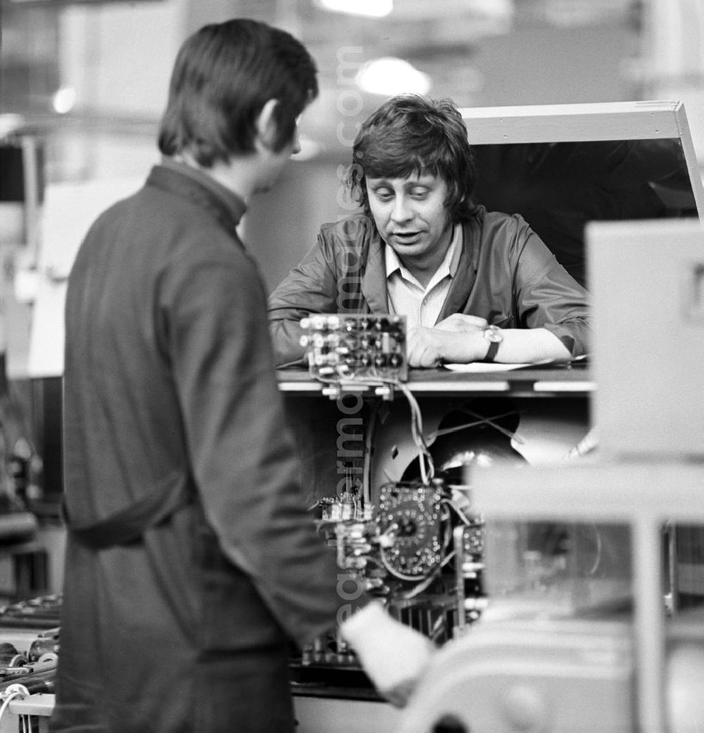 GDR photo archive: Staßfurt - Arbeiter bei der Produktion von Bauteilen für Fernsehgeräte im VEB Fernsehgerätewerk Staßfurt. Das Staßfurter Fernsehgerätewerk war der größte Fernsehproduzent der DDR und Stammwerk des VEB Kombinat Rundfunk- und Fernsehtechnik.
