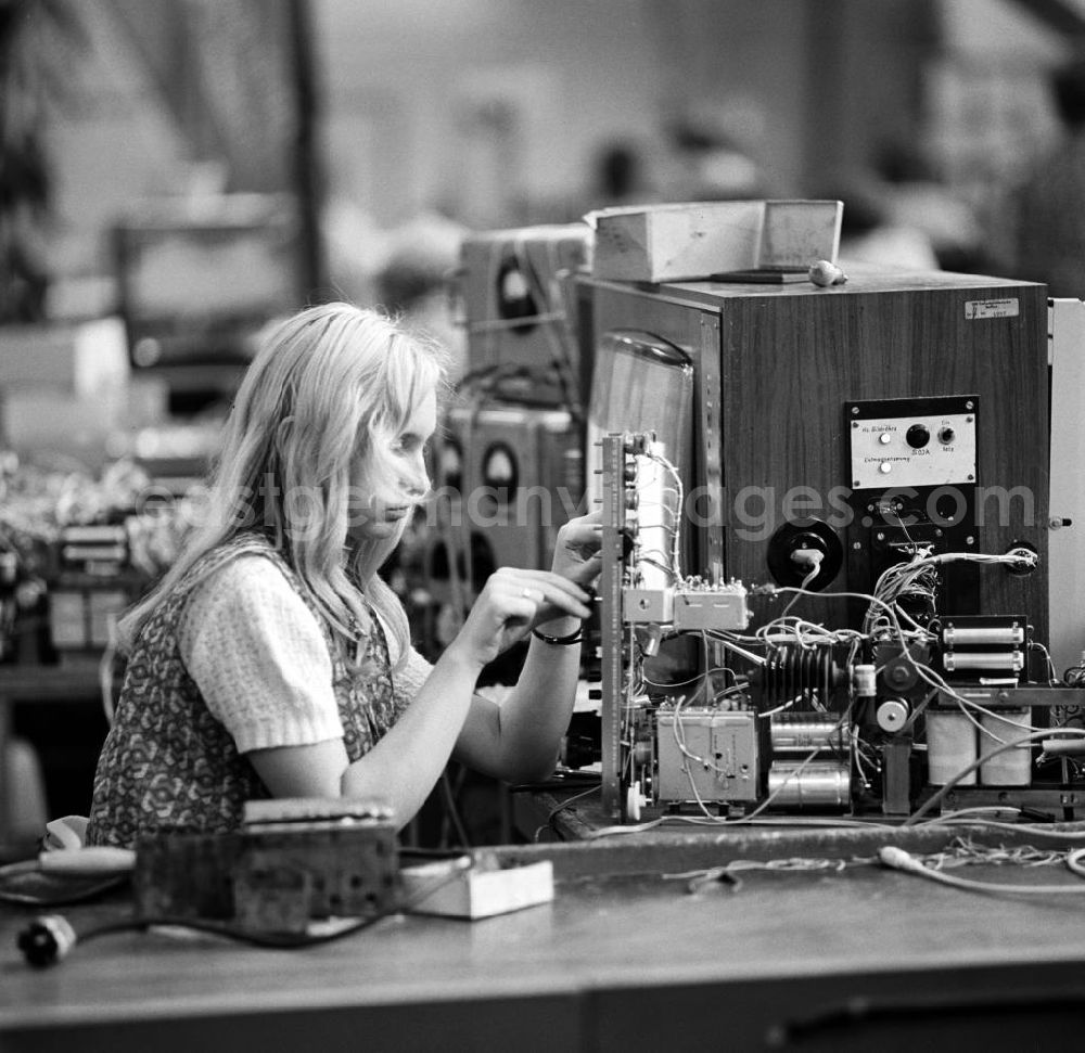 GDR picture archive: Staßfurt - Eine Frau bei der Produktion von Bauteilen für Fernsehgeräte im VEB Fernsehgerätewerk Staßfurt. Das Staßfurter Fernsehgerätewerk war der größte Fernsehproduzent der DDR und Stammwerk des VEB Kombinat Rundfunk- und Fernsehtechnik.