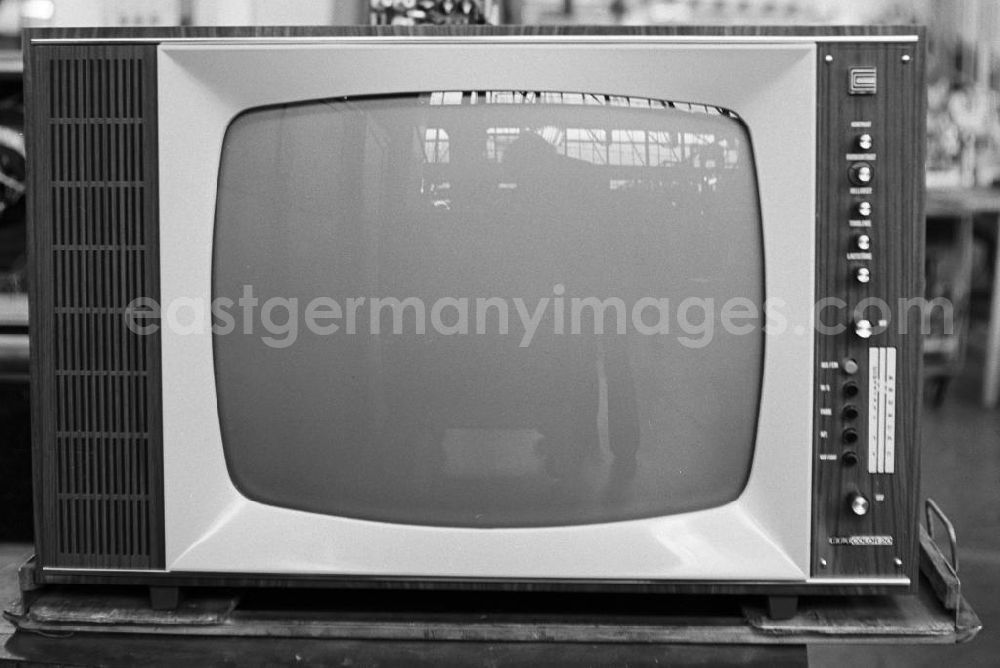 GDR image archive: Staßfurt - Ein RFT Color 20-Farbfernsehgerät im VEB Fernsehgerätewerk Staßfurt. Der RFT Color 20 war der erste Farbfernseher der DDR. Seinen Namen hatte er vom 2
