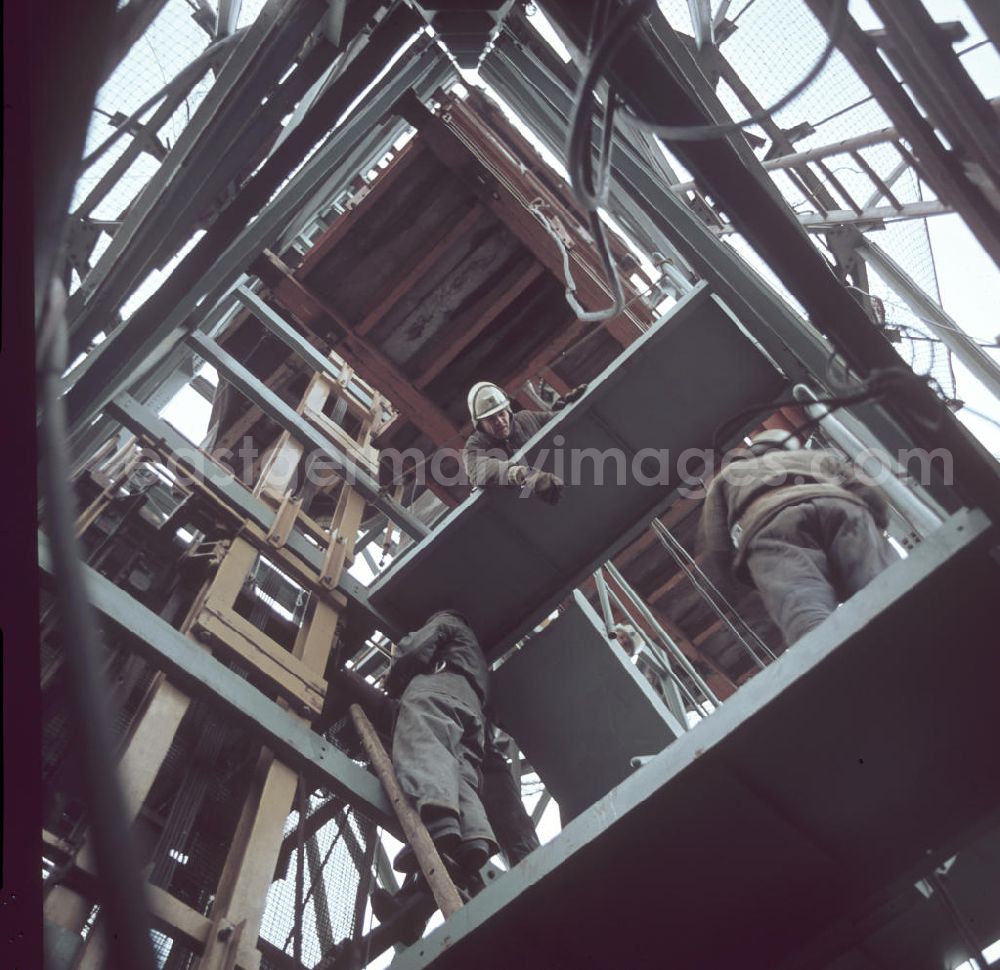 Berlin: Bauarbeiter bei der Montage im Stahlskelett des Fernsehturm in Berlin.