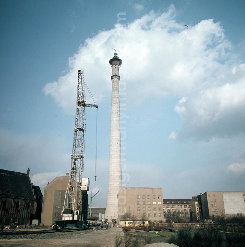 GDR image archive: Berlin - Blick auf den im Bau befindlichen Fernsehturm von der Spandauer Straße aus gesehen, links ein Teil der Marienkirche. Der Platz wurde während des Baus ebenfalls umgestaltet und wird heute vom Neptunbrunnen geprägt.