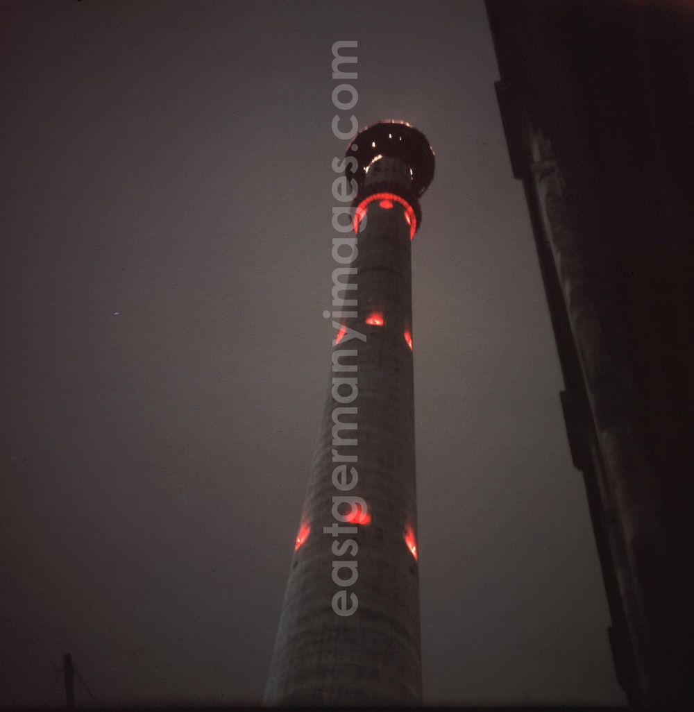 GDR picture archive: Berlin - Nachtaufnahme des leuchtenden, im Bau befindlichen Fernsehturm in Berlin.
