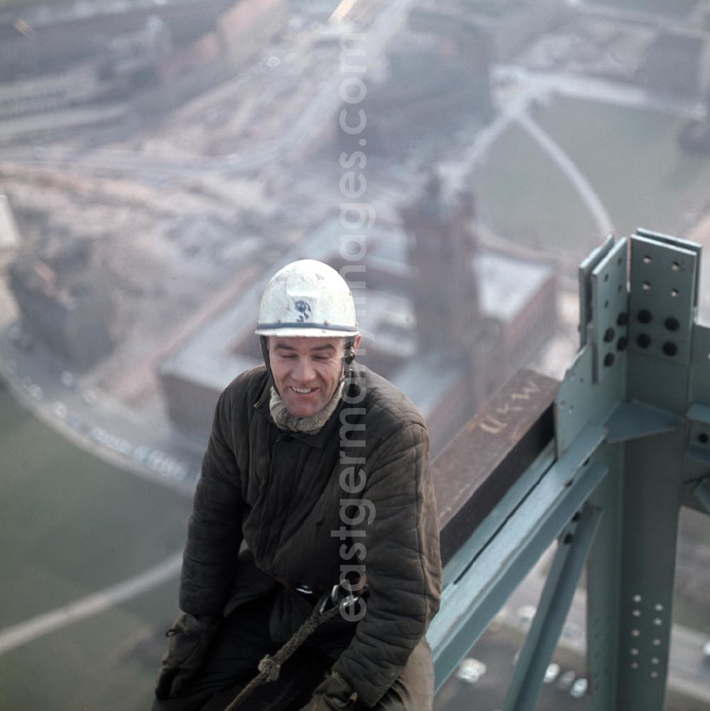 GDR image archive: Berlin - Ein Bauarbeiter in luftiger Höhe auf dem Fernsehturm in Berlin. Im Hintergrund ist das Rote Rathaus zu erkennen.