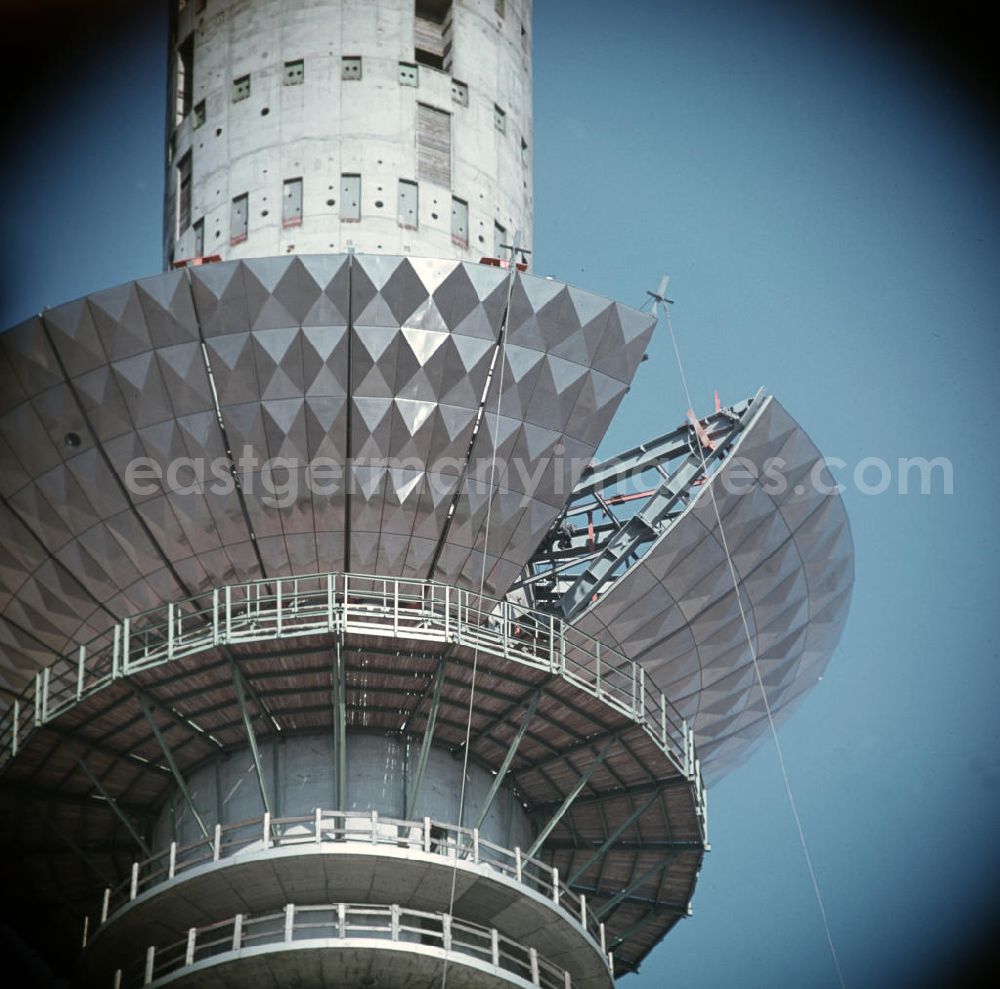 Berlin: Die Segmente der Kugel des Fernsehturms in Berlin werden mit einem Spezialkran nach oben transportiert.