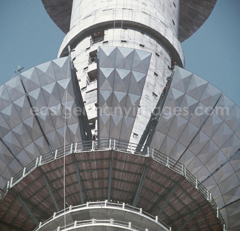 GDR picture archive: Berlin - Die Segmente der Kugel des Fernsehturms in Berlin werden mit einem Spezialkran nach oben transportiert.