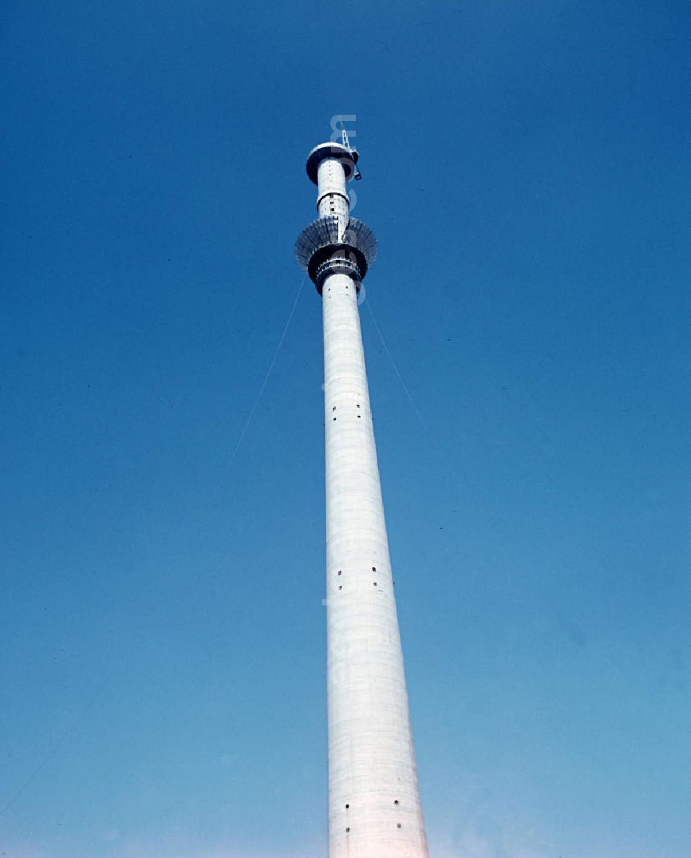 GDR image archive: Berlin - Blick auf den Schaft des im Baum befindlichen Fernsehturm, erste Segmente der Kugel sind schon zusammengesetzt.