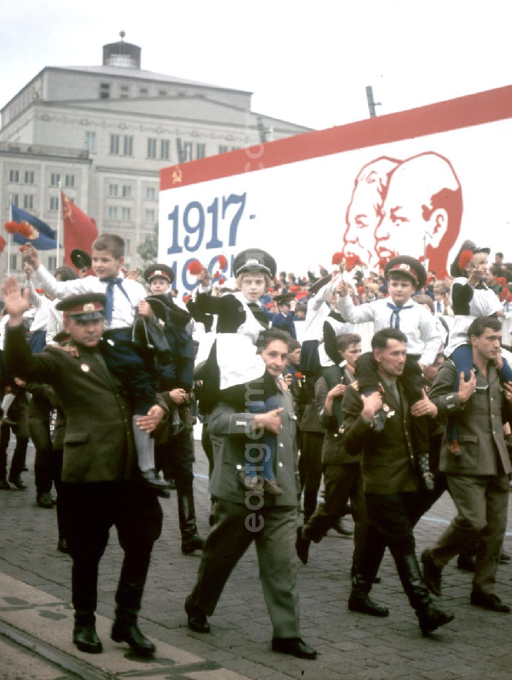 GDR picture archive: Leipzig - NVA-Soldaten und Sowjetsoldaten tragen Junge Pioniere (DDR) und Okotoberkinder (SU) auf einer Kundgebung zum Fest der Freundschaft in Leipzig anläßlich des 5