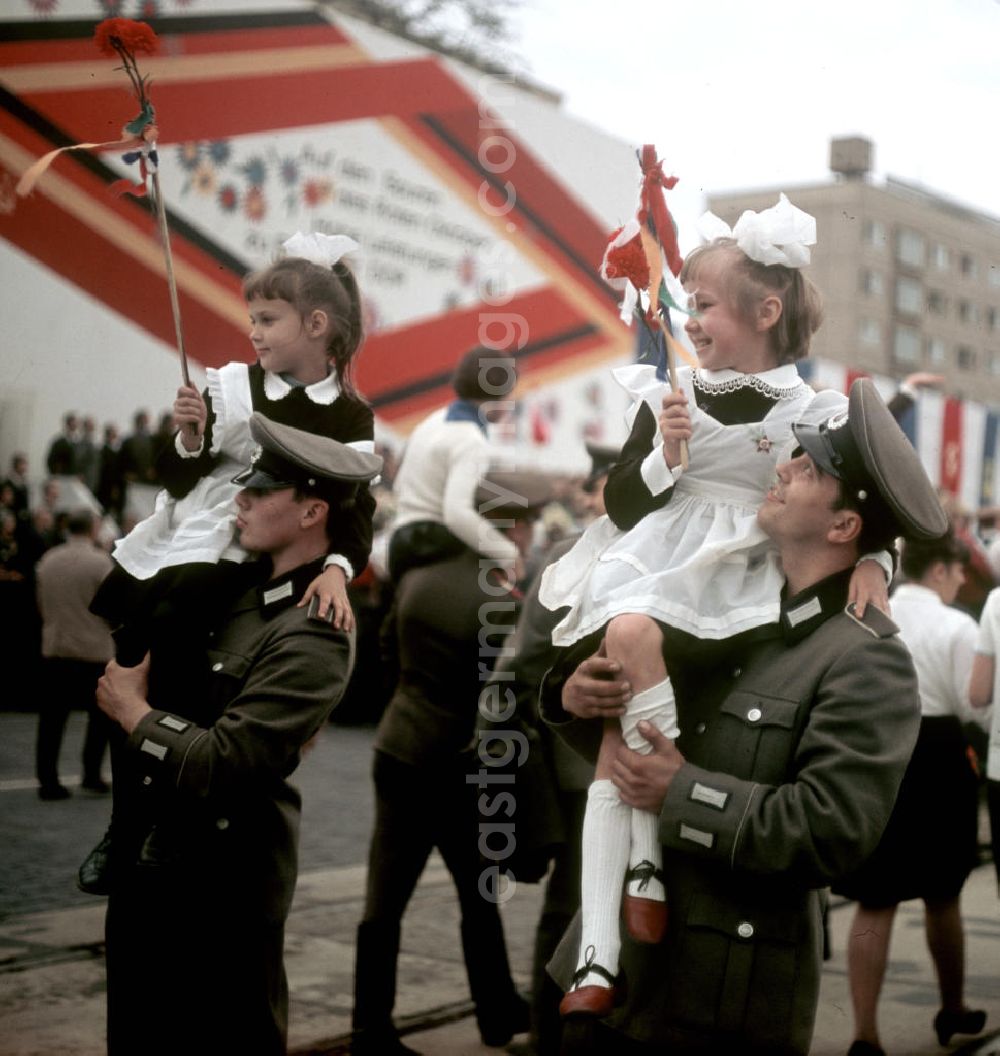 GDR photo archive: Leipzig - NVA-Soldaten tragen sowjetische Oktoberkinder auf einer Kundgebung zum Fest der Freundschaft in Leipzig anläßlich des 5