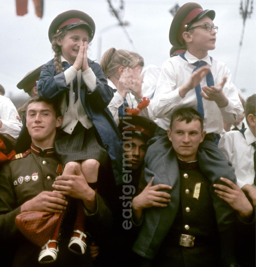 GDR picture archive: Leipzig - Sowjetsoldaten tragen Junge Pioniere auf einer Kundgebung zum Fest der Freundschaft in Leipzig anläßlich des 5