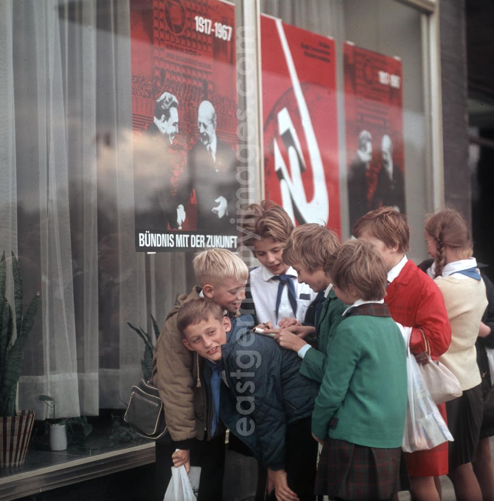 GDR photo archive: Leipzig - Junge Pioniere zum Fest der Freundschaft in Leipzig anläßlich des 5