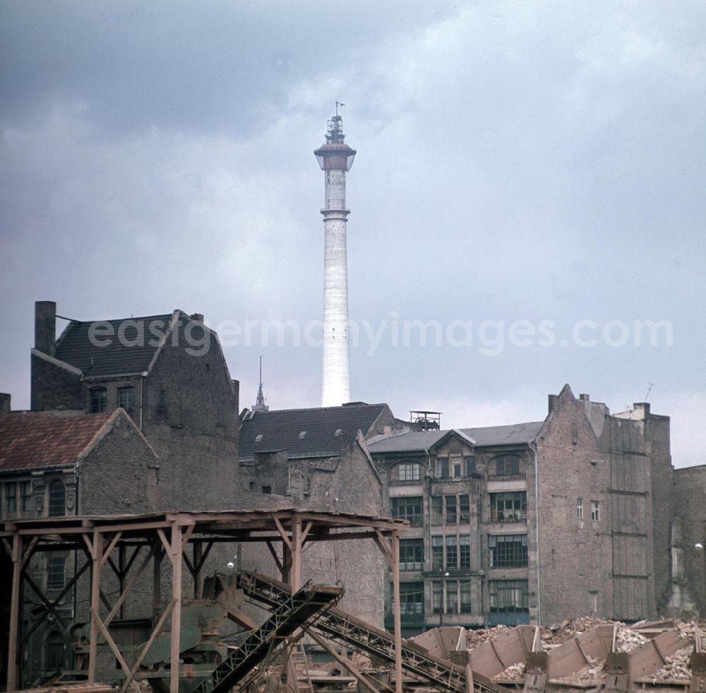 GDR picture archive: Berlin - Blick von der Fischerinsel zum im Bau befindlichen Fernsehturm in Berlin. Vorn später abgerissene Altbauten, die Wohnhäusern weichen mussten.