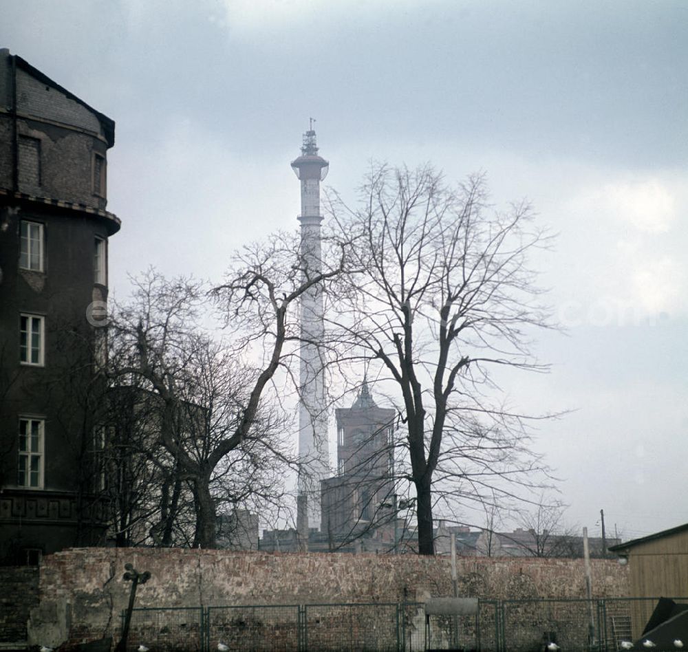 Berlin: Blick von der Fischerinsel zum im Bau befindlichen Fernsehturm und dem Roten Rathaus in Berlin.