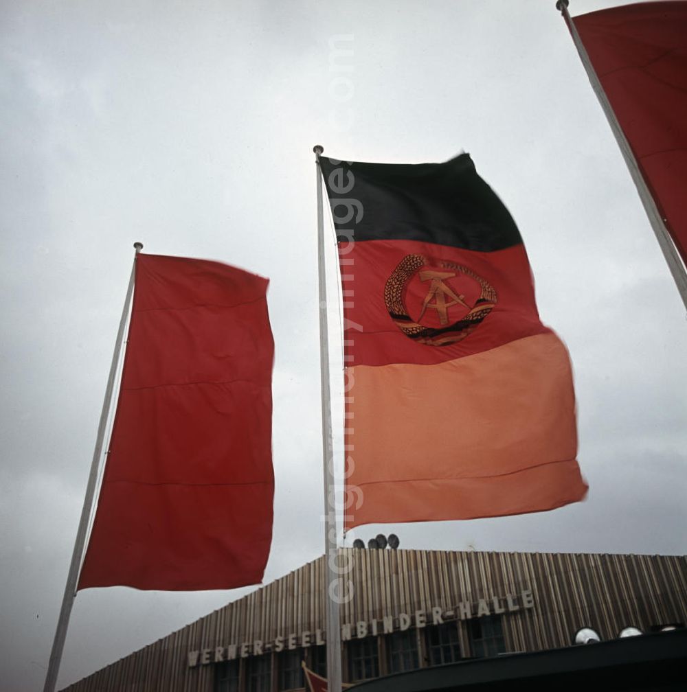 GDR image archive: Berlin - Zum 7. Parteitag der SED vom 17. bis 22.4.1967 sind die DDR-Flagge und die Rote Fahne vor der Werner-Seelenbinder-Halle in Berlin gehißt. Die Halle wurde 1992 abgerissen.