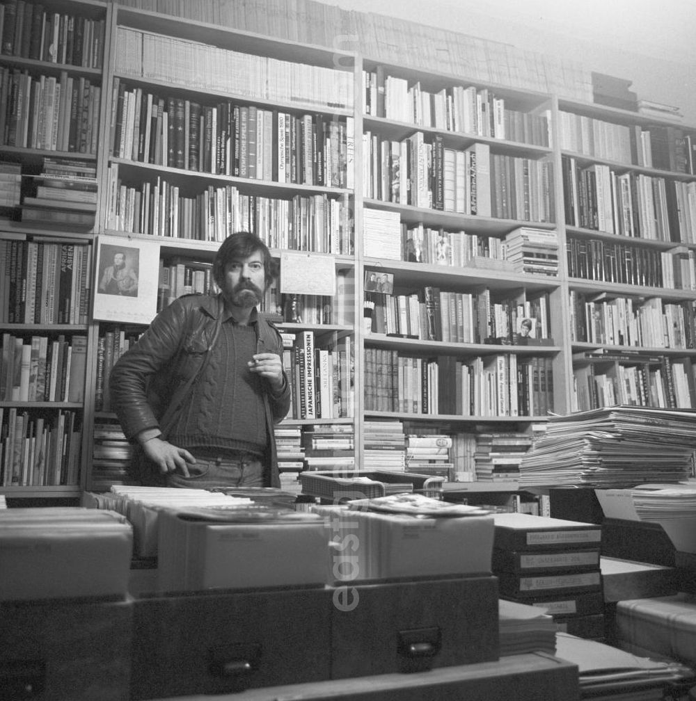 GDR image archive: Berlin - Der Fotograf Klaus Morgenstern bei einem Selbstporträt in seinem Arbeitszimmer in Berlin.