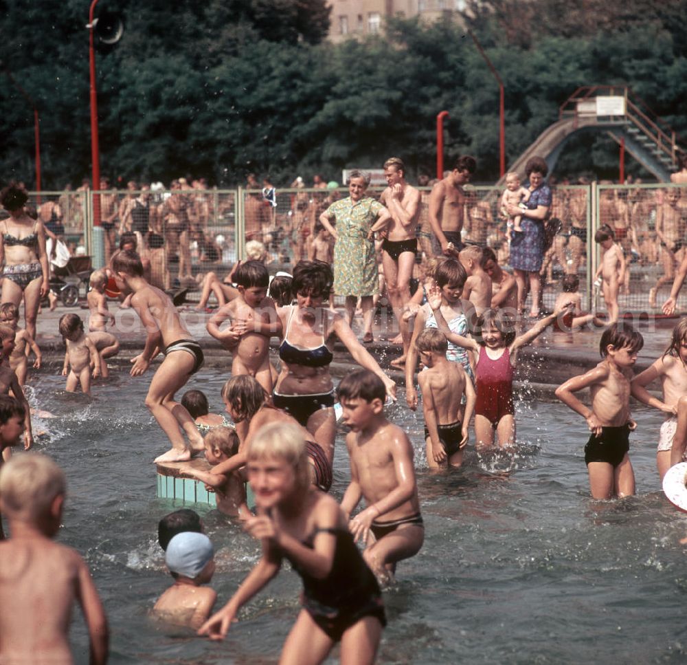GDR image archive: Berlin - Dichtes Gedränge herrscht in den Sommerferien 1969 im Freibad an der Dimitroffstraße, heute: Danziger Straße, im Volkspark Friedrichshain in Berlin.