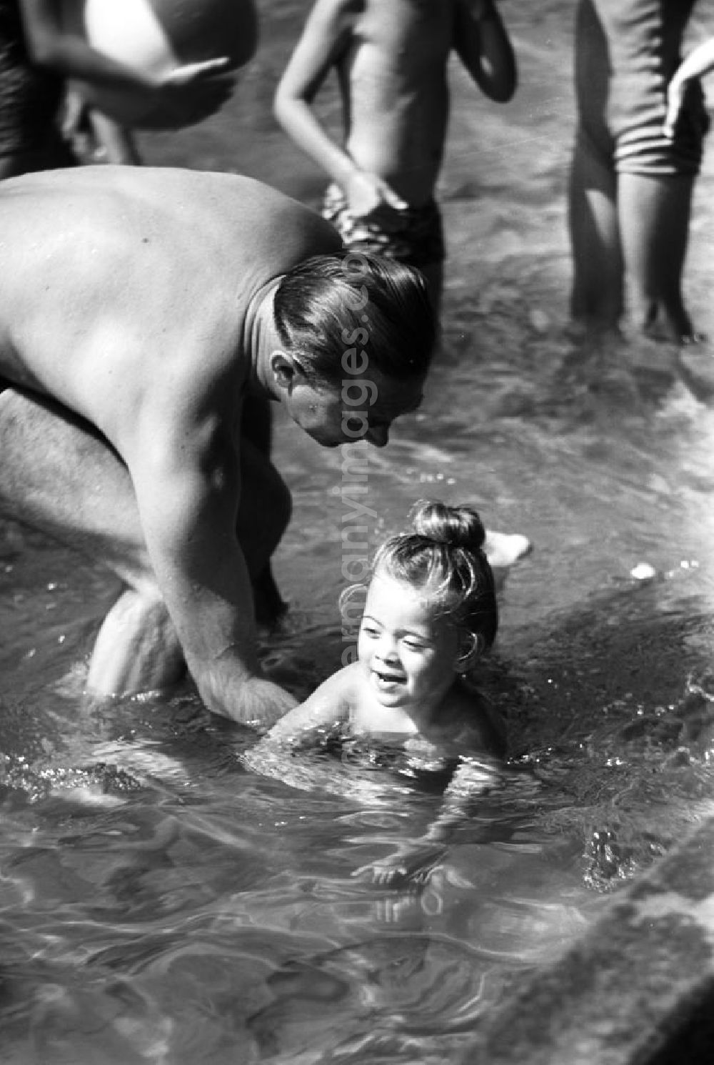 GDR picture archive: Leipzig - Schwimmenlernen im Wackerbad in Leipzig-Gohlis, aufgenommen im August 196