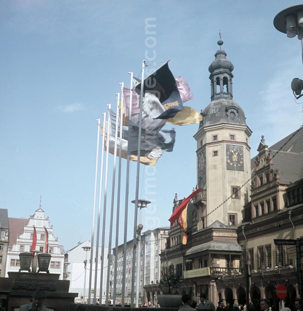 GDR photo archive: Leipzig - Beflaggung am Alten Rathaus in Leipzig während der Frühjahrsmesse. Im Frühjahr und im Herbst eines jeden Jahres war die Leipziger Messe Treffpunkt der internationalen Handelswelt.