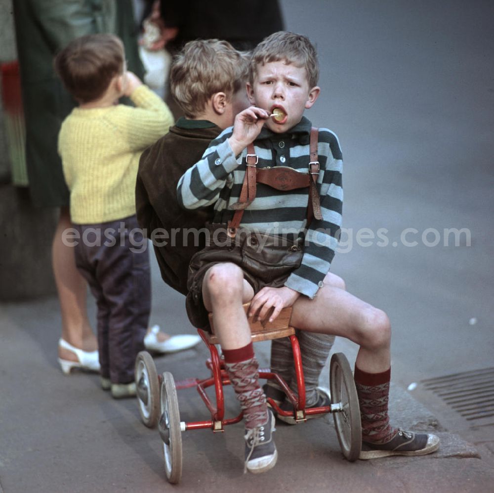 GDR image archive: Berlin - Kinder essen einen Lutscher und warten in der Dimitroffstraße, heute Danziger Straße, in Berlin auf die Fahrer der ersten Etappe der 21. Internationalen Friedensfahrt. Die Friedensfahrt 1968 begann in Berlin und führte über Prag nach Warschau.