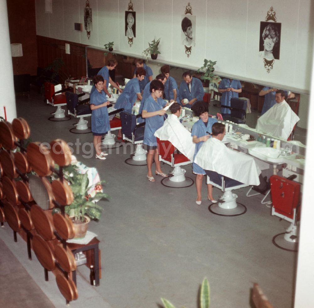 GDR image archive: Halle / Saale - Friseurinnen bei der Pflege des Kopfhaares und Gestaltung der Frisur ihrer Kunden im Friseursalon im Haus Exklusiv in Halle (Saale).