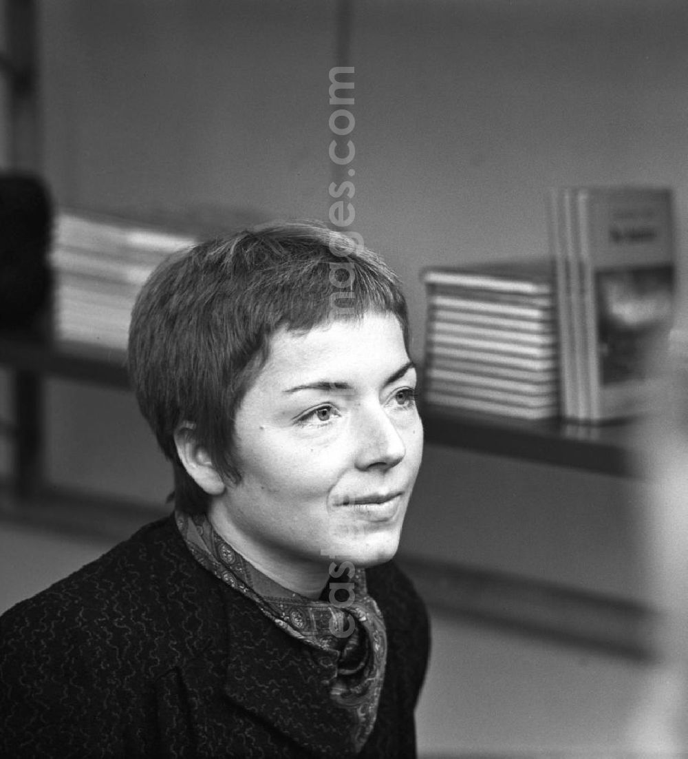 GDR picture archive: Berlin - Die Schriftstellerin Gabriele Eckart auf dem Schriftstellerbasar in Berlin.
