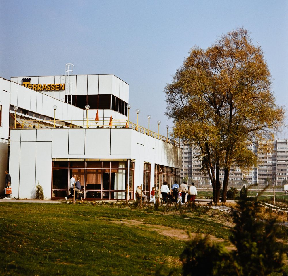 GDR picture archive: Berlin - Restaurant Seeterrassen at the Fennpfuhl in the district Lichtenberg in Berlin Eastberlin on the territory of the former GDR, German Democratic Republic