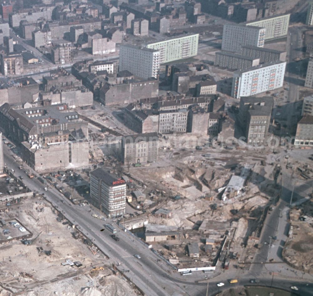 Berlin: Blick vom Fernsehturm auf den Georgenkirchplatz in Berlin-Mitte. Bis zur Sprengung Anfang der 50er Jahre stand hier die Georgenkirche. Mit der Neu- bzw. Umbebauung des Ostberliner Stadtzentrums verschwanden Ende der 6