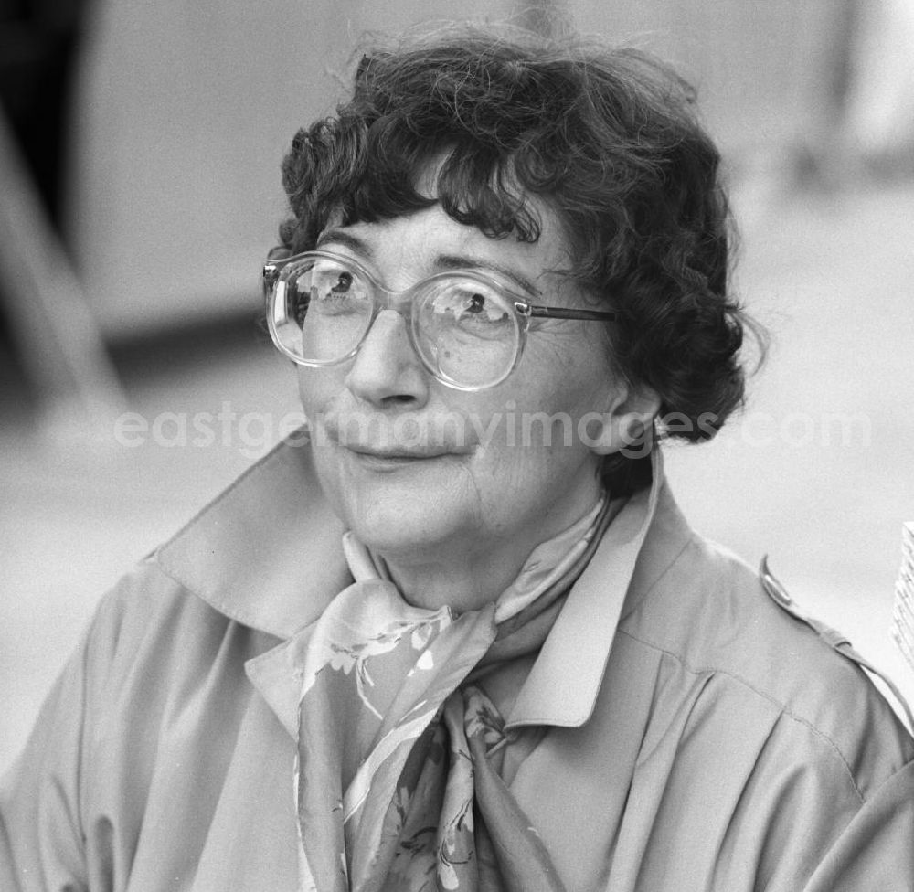 GDR image archive: Berlin - Die Schriftstellerin Gerda Rottschalk auf dem Schriftstellerbasar in Berlin.