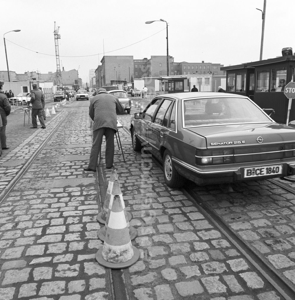 Berlin: East German border guards check the provisional transition Potsdamer Platz West German cars