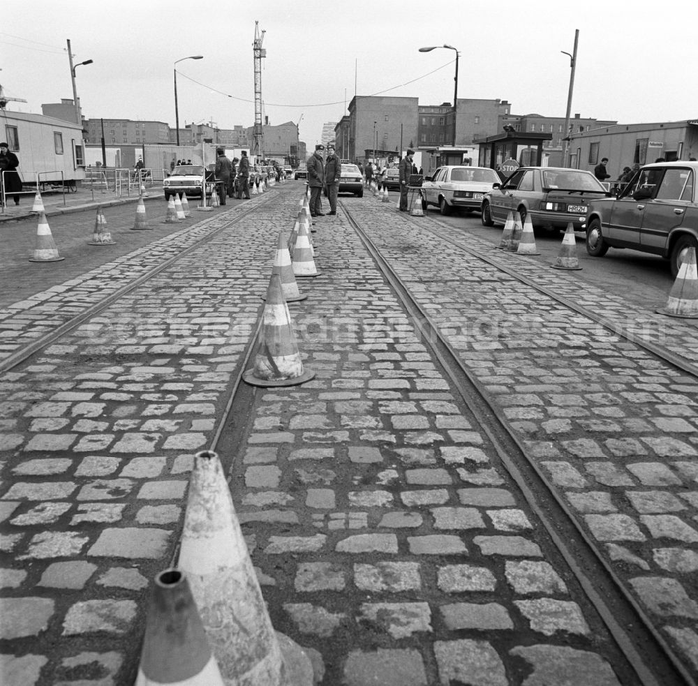 GDR image archive: Berlin - East German border guards check the provisional transition Potsdamer Platz West German cars