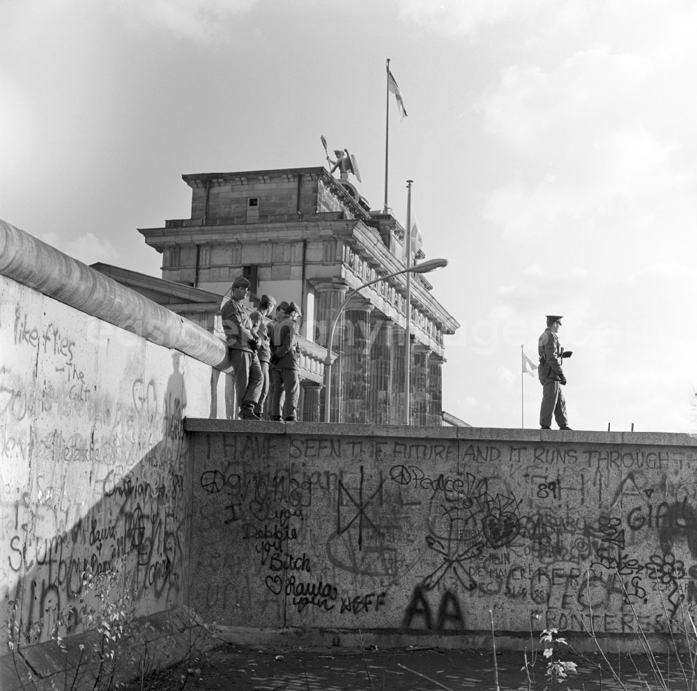 GDR image archive: Berlin - Mitte - DDR-Grenzsoldaten auf der Mauer vor dem Brandenburger Tor in Berlin.