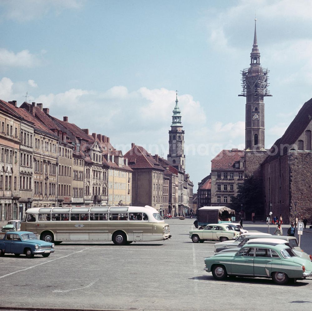 GDR picture archive: Görlitz - Blick auf den Obermarkt von Görlitz, der hier als Parkplatz genutzt wird. Der Bus ist vom Typ Ikarus 66, die Pkws hauptsächlich von der Marke Wartburg oder Moskwitsch. Im Hintergrund der Turm des Alten Rathauses (l) und der Turm der Dreifaltigkeitskirche.