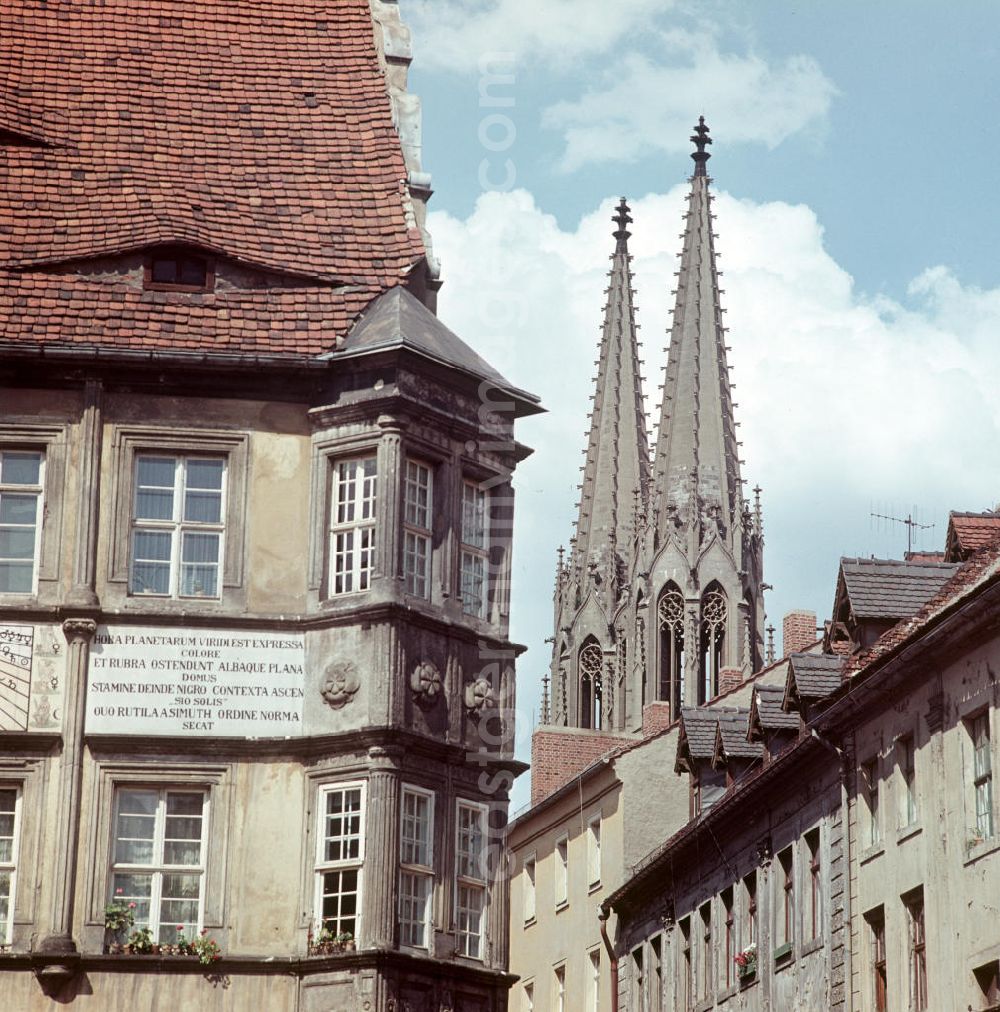 GDR picture archive: Görlitz - Blick auf historische Bürgerhäuser am Untermarkt in Görlitz, im Hintergrund die Pfarrkirche St. Peter und Paul.
