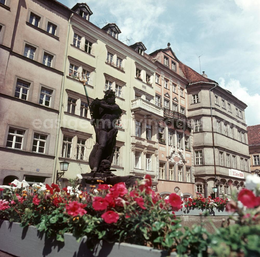 GDR photo archive: Görlitz - Neptunbrunnen und historische Bürgerhäuser auf dem Untermarkt in Görlitz.