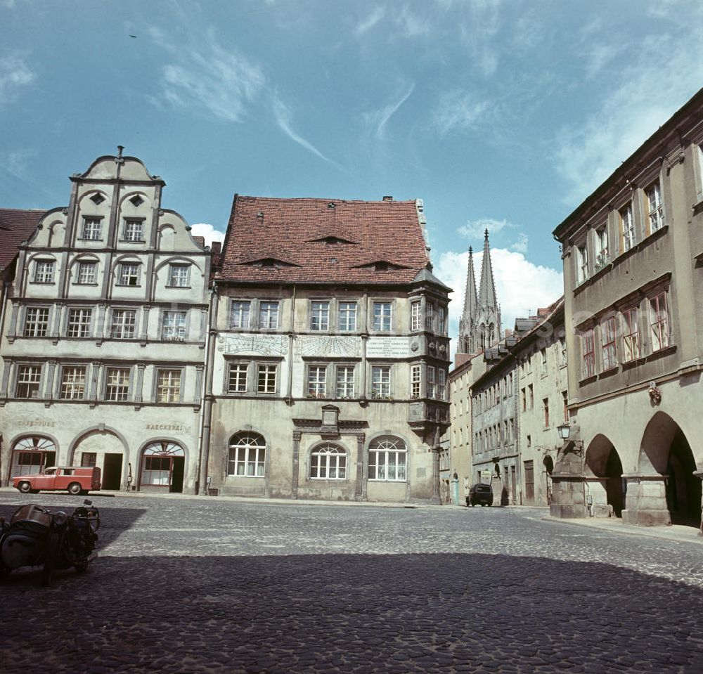 GDR picture archive: Görlitz - Blick auf historische Bürgerhäuser am Untermarkt in Görlitz, im Hintergrund die Pfarrkirche St. Peter und Paul.
