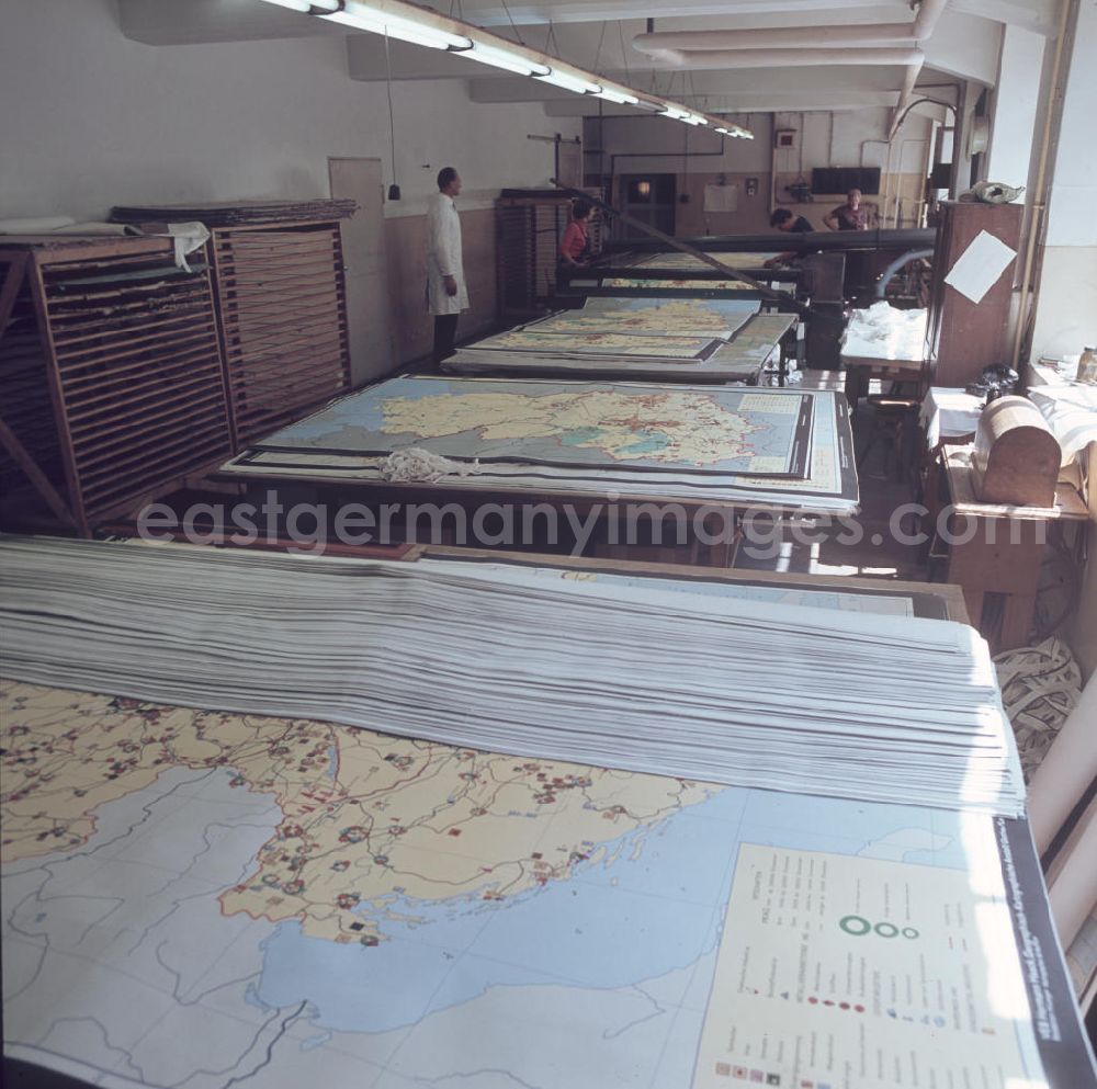 GDR image archive: Gotha - Fertig gedruckte Karten in der Druckerei des VEB Hermann Haack Geographisch-Kartographische Anstalt Gotha. Der traditionsreiche Verlag spezialisierte sich auf Atlanten und Wandkarten und war auch international bekannt.